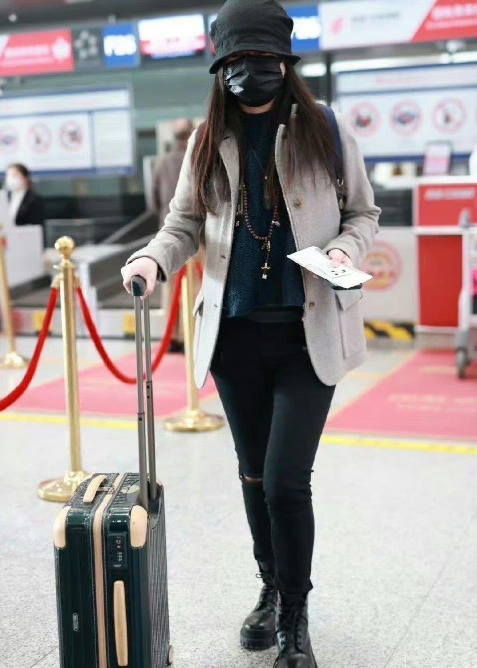 47岁赵薇久违露面现身机场,手拿身份证击破移民传闻 - 文化资讯(主打