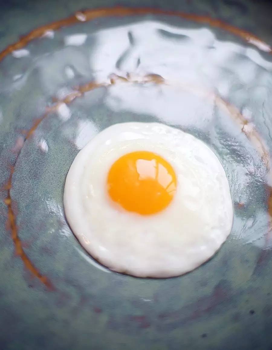 荷包蛋|煮荷包蛋时，水开下锅是不对的，记住1个技巧，鸡蛋圆嫩口感好