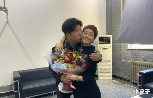 短发 马伊琍与男演员贴面合影，短发更短了，没了女人味被当兄弟？
