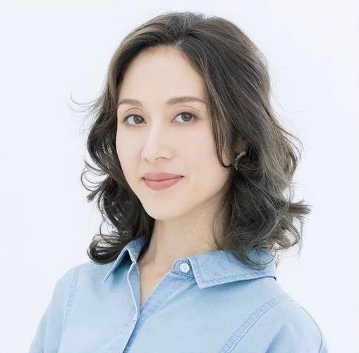 短发 中年女性洋气发型推荐，告别长发和小卷，选择这3款时尚发型