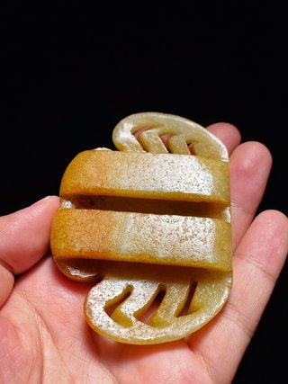 清中期 和田玉籽料 白玉受沁 螃蟹 带扣