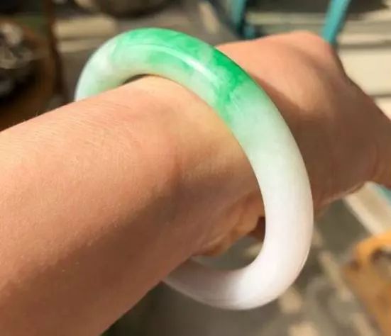 白底青翡翠手镯,捂了一天热水袋后,怎么突然变色了?