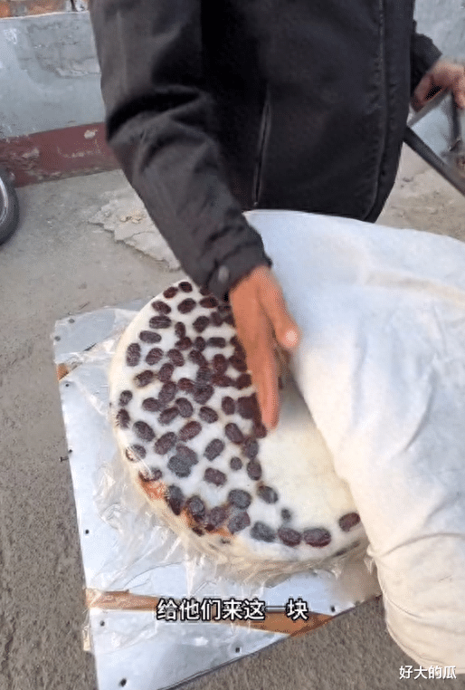 切糕大爷火了！网友：他一刀下去，我都准备贷款了