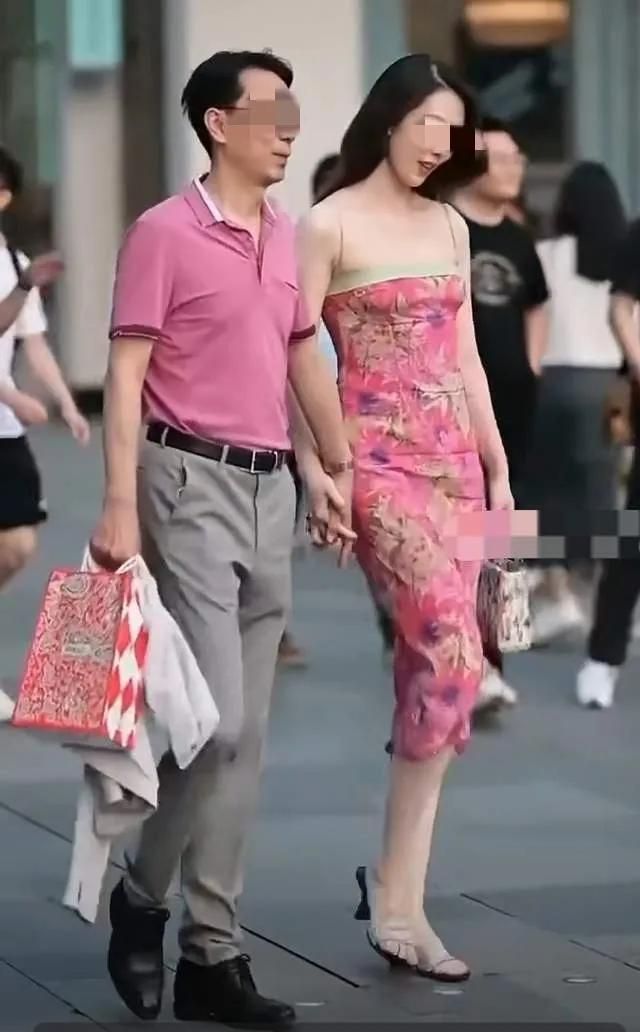 街拍 街拍女主整容前照片被曝，是人造美女，曾是160斤小胖妮减肥50斤
