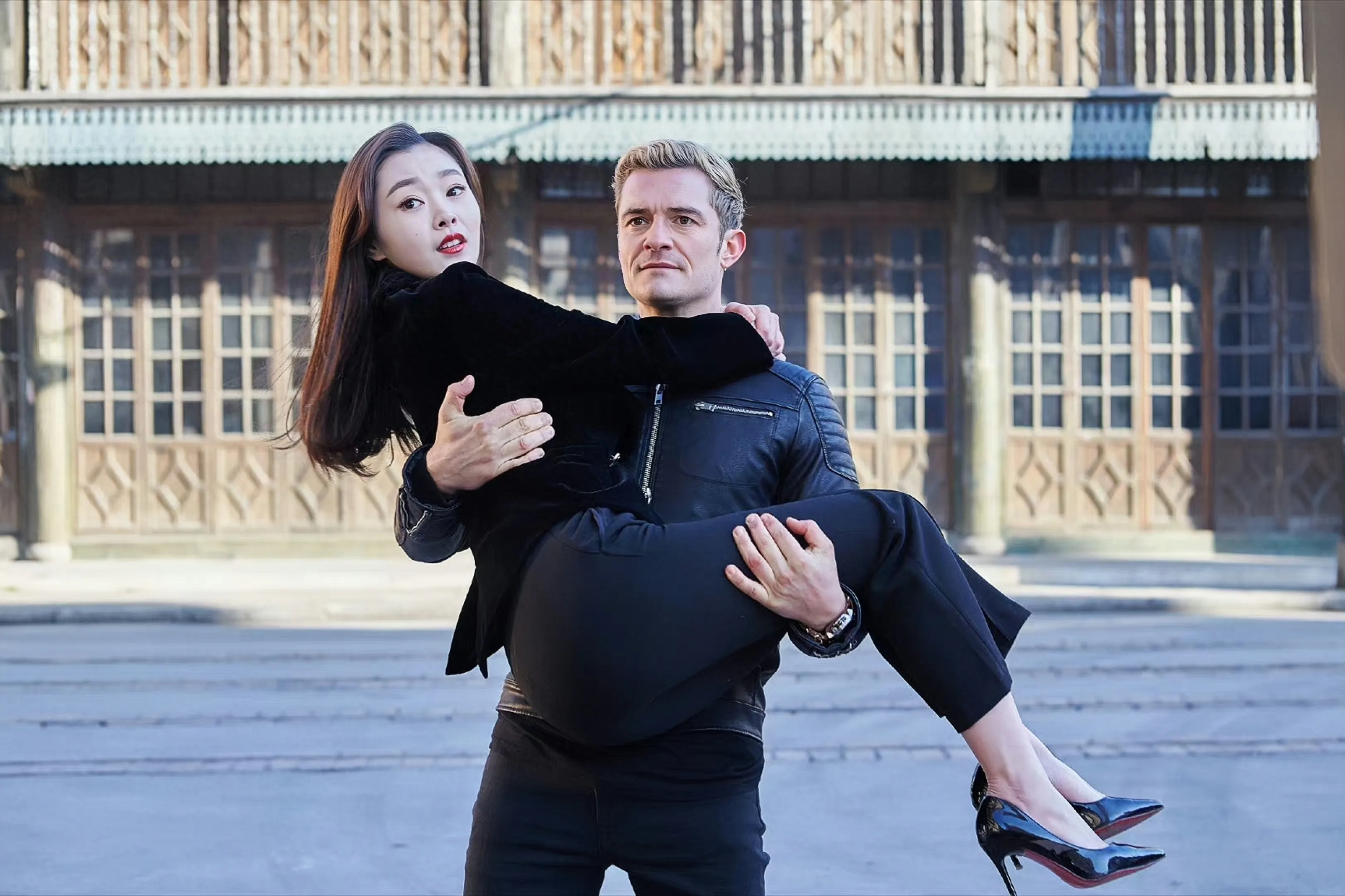 向来不穿丝袜的宋轶，却在战争剧中穿了黑丝，导演是懂流量的