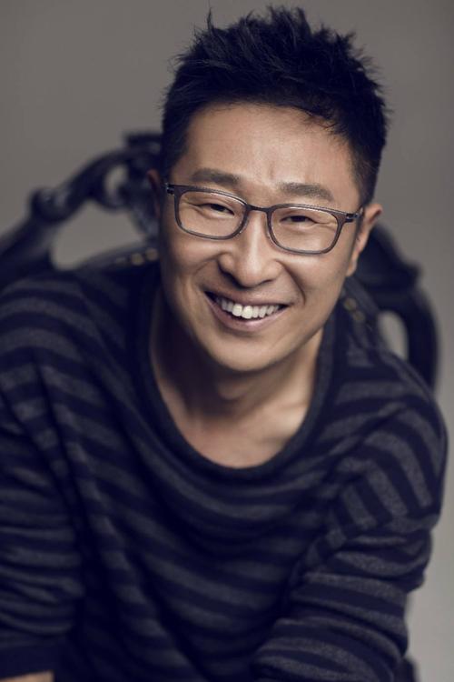 他虽长相猥琐,却俘获“最美”军花的芳心,如今家庭事业双丰收