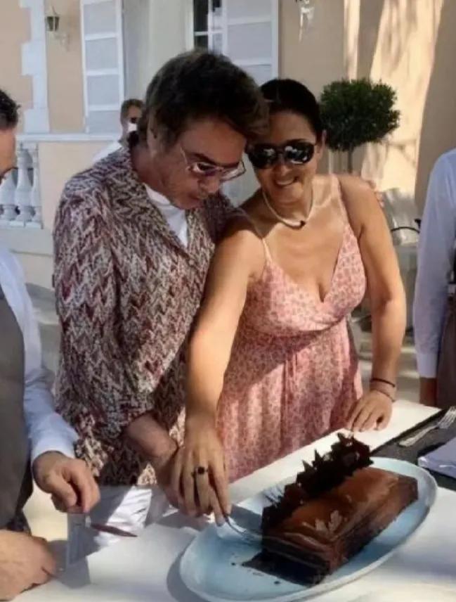 巩俐|57岁巩俐为外国老公庆生,丰满身材很迷人,穿吊带粉裙似少女