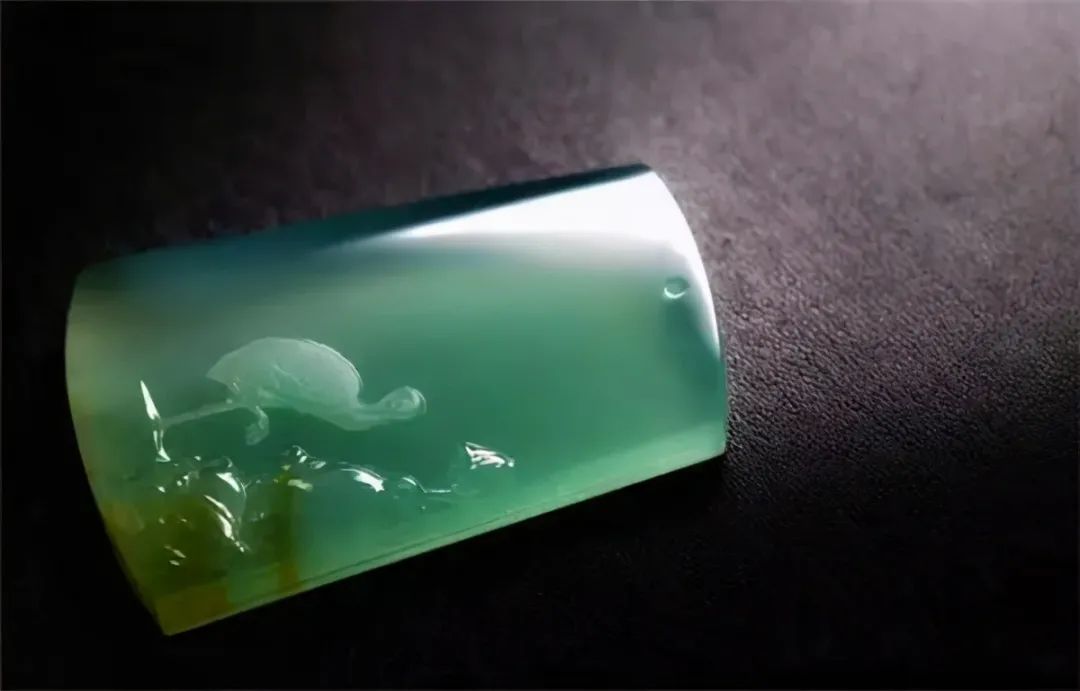 非常有特色的翡翠原石片料,设计仙鹤延年题材!