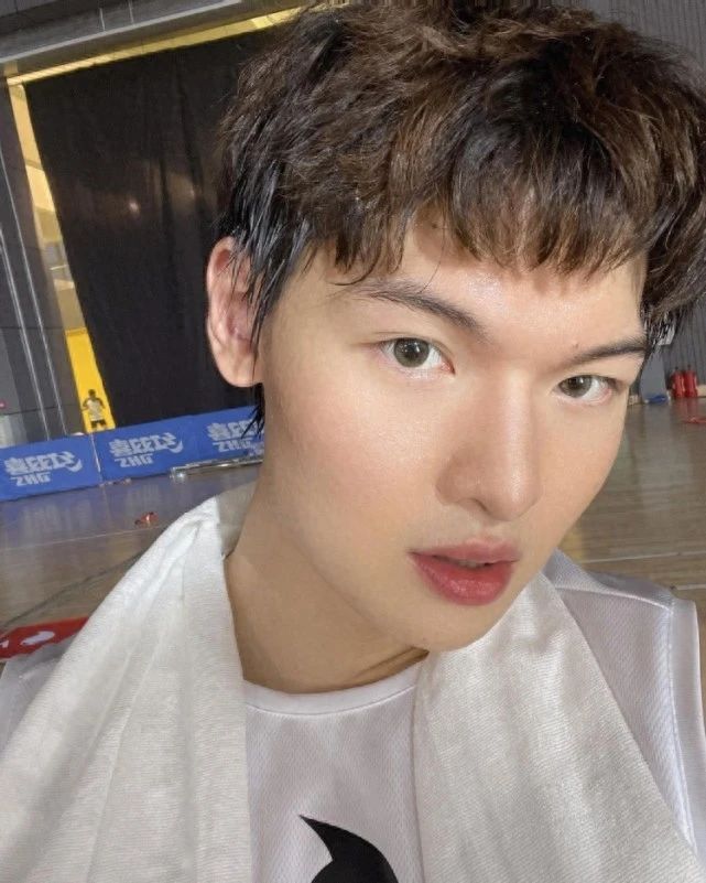 搞笑!王哲林出门必备五件套曝光,网友:精致的猪猪男孩