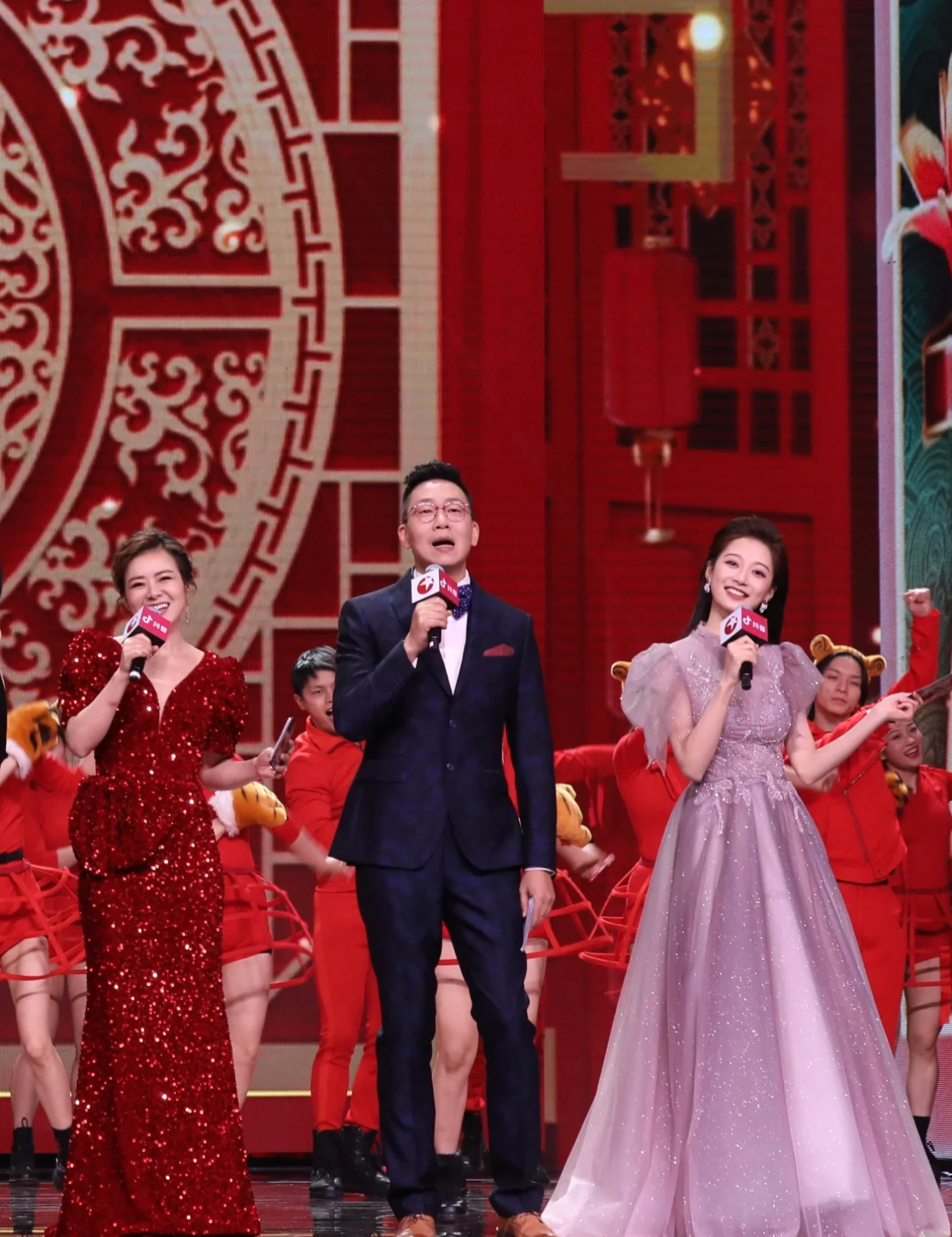 为什么她一出道即高峰?一身晚会旗袍,惊艳众人!