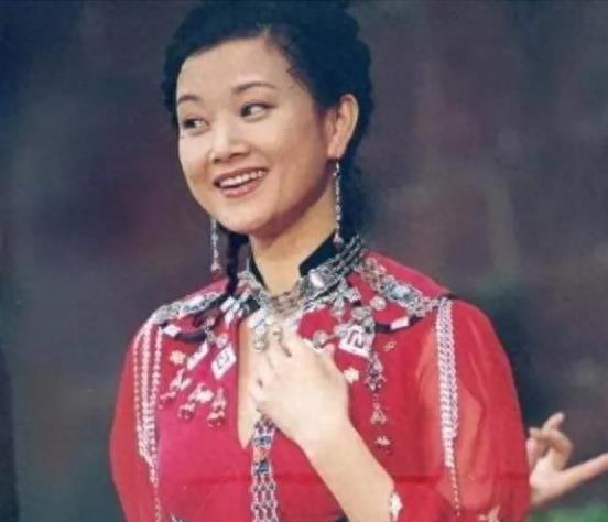 连续24年登上春晚,成龙不敢“触碰”的女人,宋祖英到底什么背景