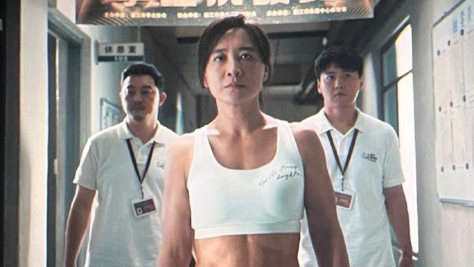 贾玲首次公开瘦身100斤后的照片，好莱坞的索尼，买下全球发行权