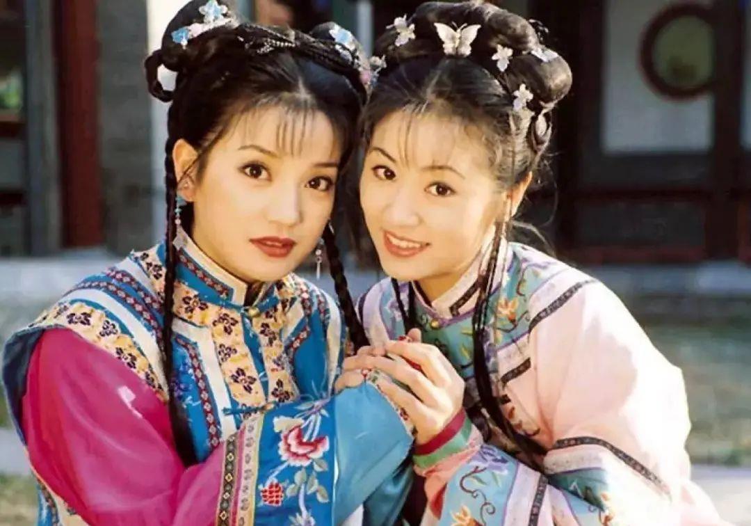 消失一年多后，47岁赵薇终于现身，素颜、衣服全是褶子显邋遢！