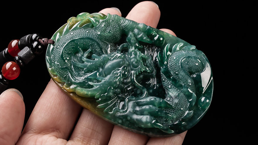 翡翠|雕工复杂的翡翠牌子,为什么才几十一个?