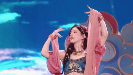 赵露思跨年夜变身敦煌神女，网友辣评：是哈尼克孜很难请吗？