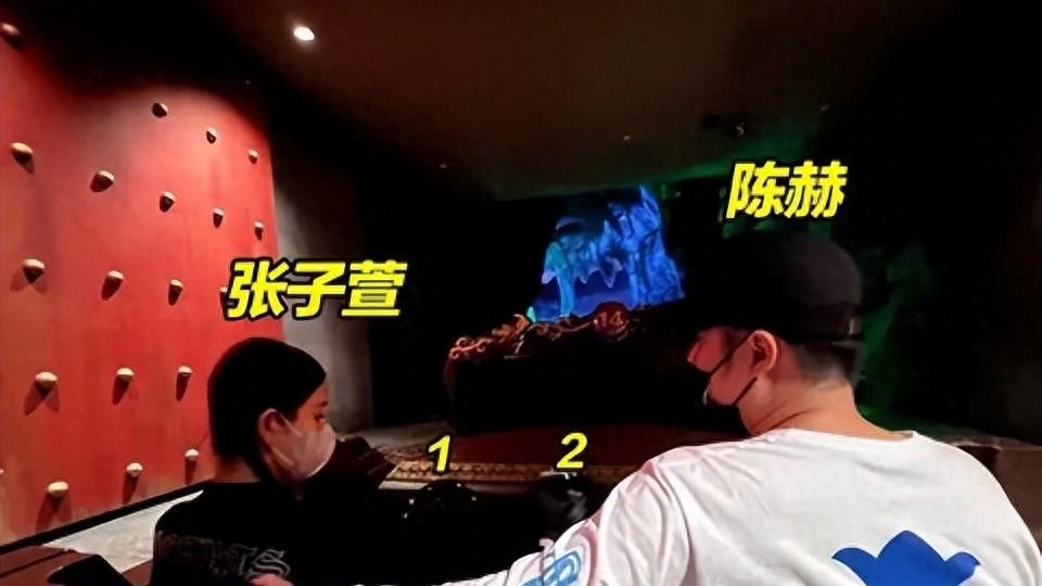 陈赫一家4口被偶遇，穿5000元T恤太壕气，39岁的张子萱年轻漂亮！