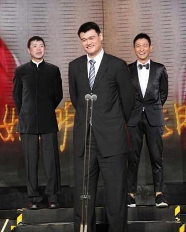 和2米26姚明合影时,怎么才能避免尴尬 成龙站凳子,杨幂最机智!