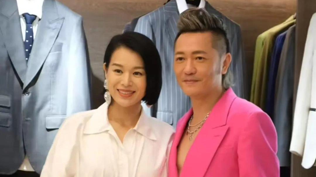 57岁港星服装店开业，穿着太奇葩遭嘲讽，虽过气仍住上亿别墅