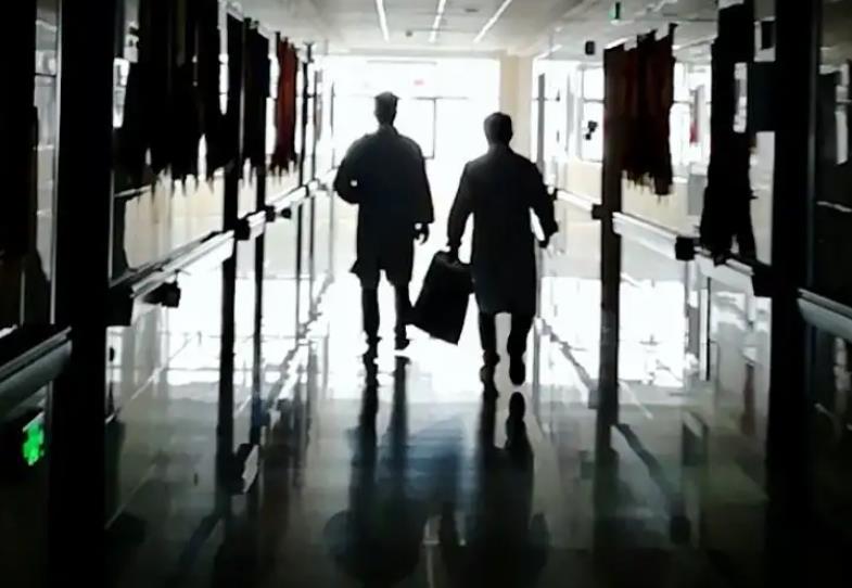 74岁退休工程师肠癌恶化，全身粪便味，失控怒吼：我为啥还不死？