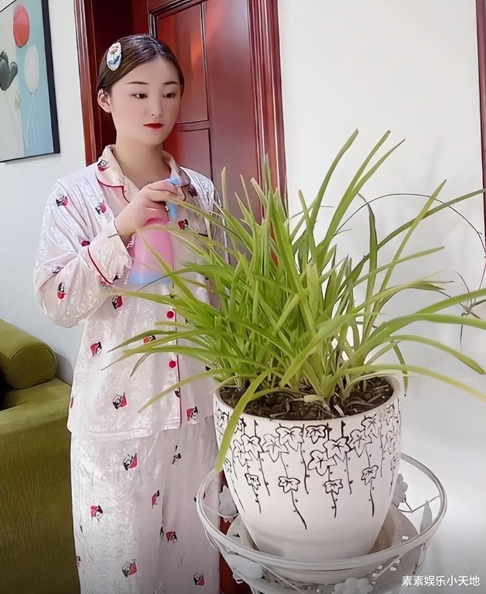 陈亚男订婚很喜庆,一大叠彩礼用喜盒装着,男方气质很好