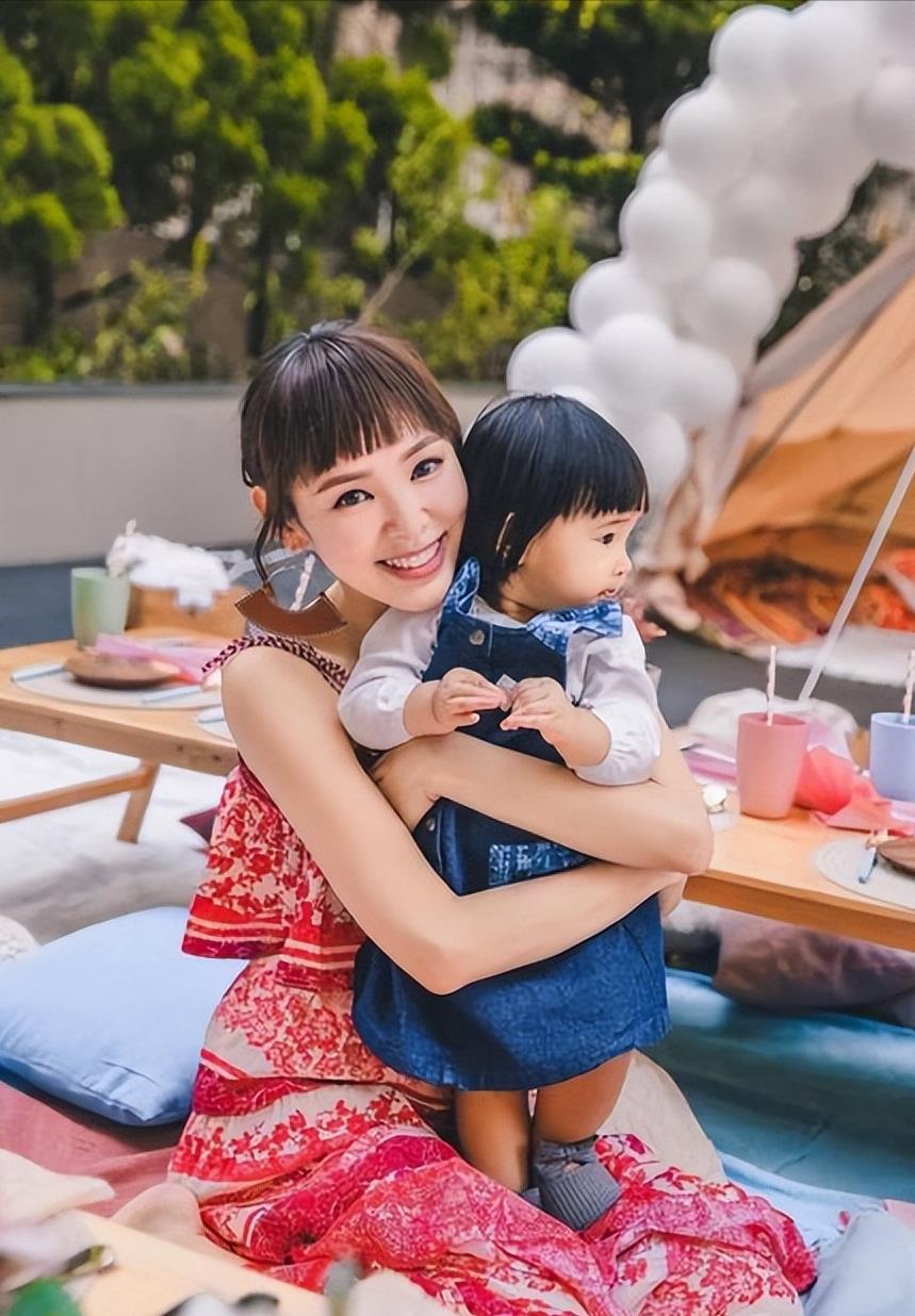 她是TVB童颜花旦,朱永棠小姨子,嫁拍拖8年男友豪宅曝光仍要工作!