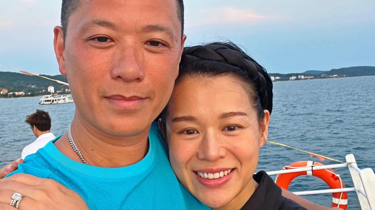 胡杏儿|李乘德晒出游照，夫妇俩海边秀恩爱，胡杏儿被老公搂在怀里好幸福