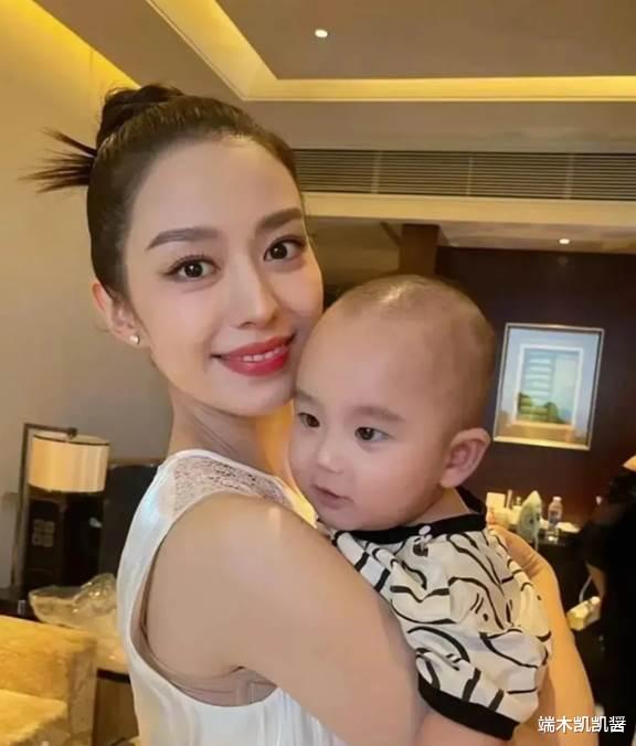 郎朗大儿子长相像爷爷,浓眉大眼小鼻孔,大腿比妈妈胳膊还粗