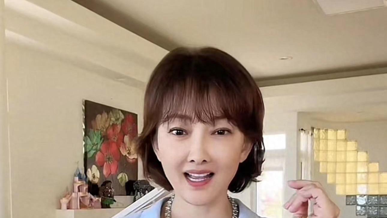 牛莉被疑移民美国了！美国豪宅被曝光，脸部僵硬鼻子歪被嘲讽科技脸