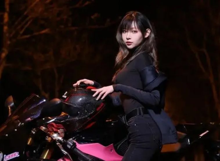 痞幼与baby同框，痞幼身材圆润显普通，网友：明星与网红区别真大