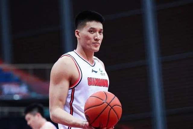 三场总决赛曾繁日总共抢下了12个关键的前场篮板球