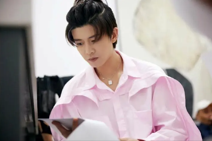 明星|明明一张“普通脸”,偏被夸成“天花板”,这5位明星不脸红吗?