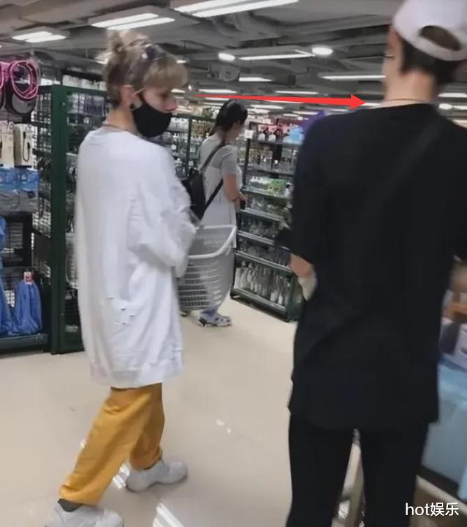 小龙女|两次街头领救济,小龙女外出购物低头看价签,女友强势在旁边指挥