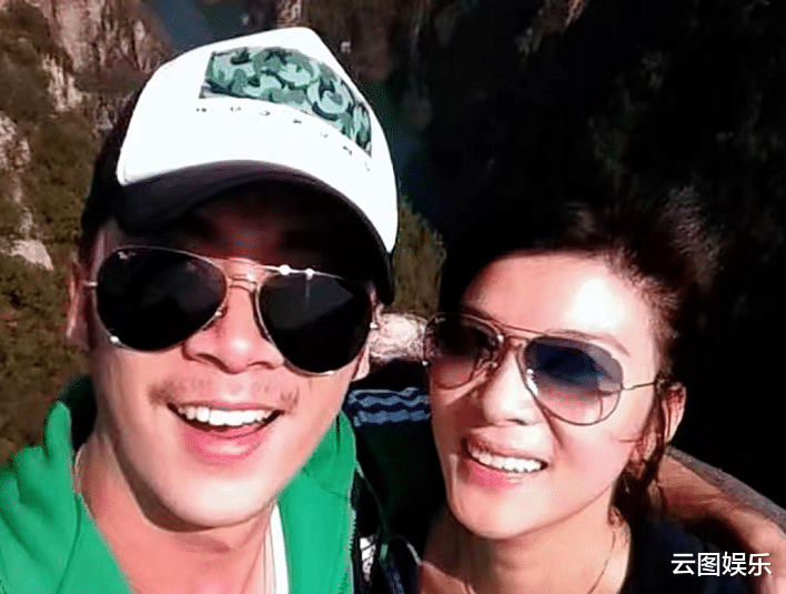 曹征|曹征一家四口罕同框,演员妻子气质好子女可爱,他自嘲全家最丑