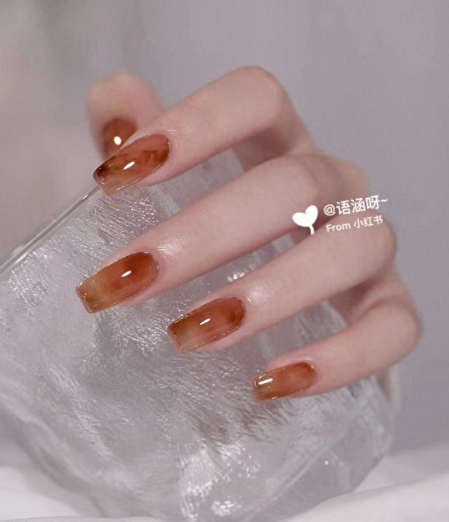 高贵显白美甲：金棕色YYDS--秋季美甲推荐