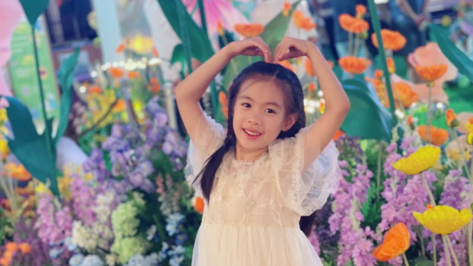 陶昕然晒全家福为女庆生，7岁何陶耳高于眉超漂亮，自带名媛气质
