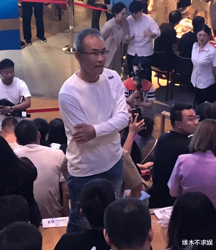 72岁王石和女网红一起健身吃饭,对方称其“爷爷”,双腿暴露年龄