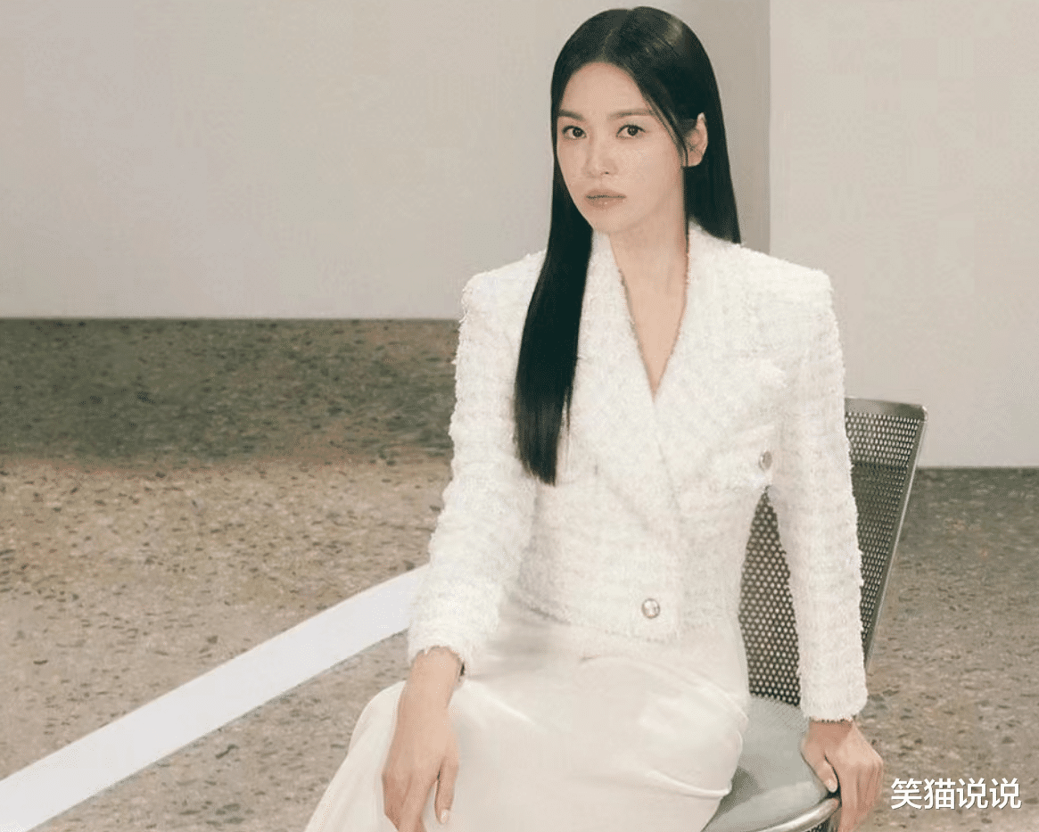 宋慧乔晒照:黑长直造型好高冷,职业套装很酷飒