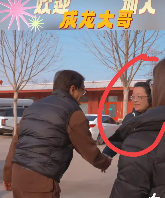 成龙自驾到河南录制春晚，4位导演迎接，下车的动作令人意外
