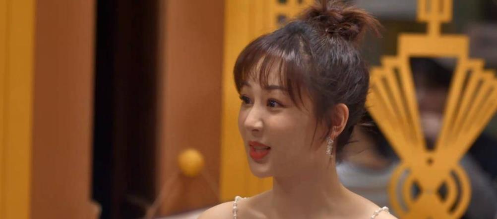 瞒不住了!那英背景曝光,难怪娱乐圈都不敢得罪她