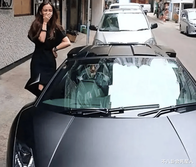 杨颖带儿子吃豪餐，事业停摆的她，被曝坐拥27亿身家不用愁