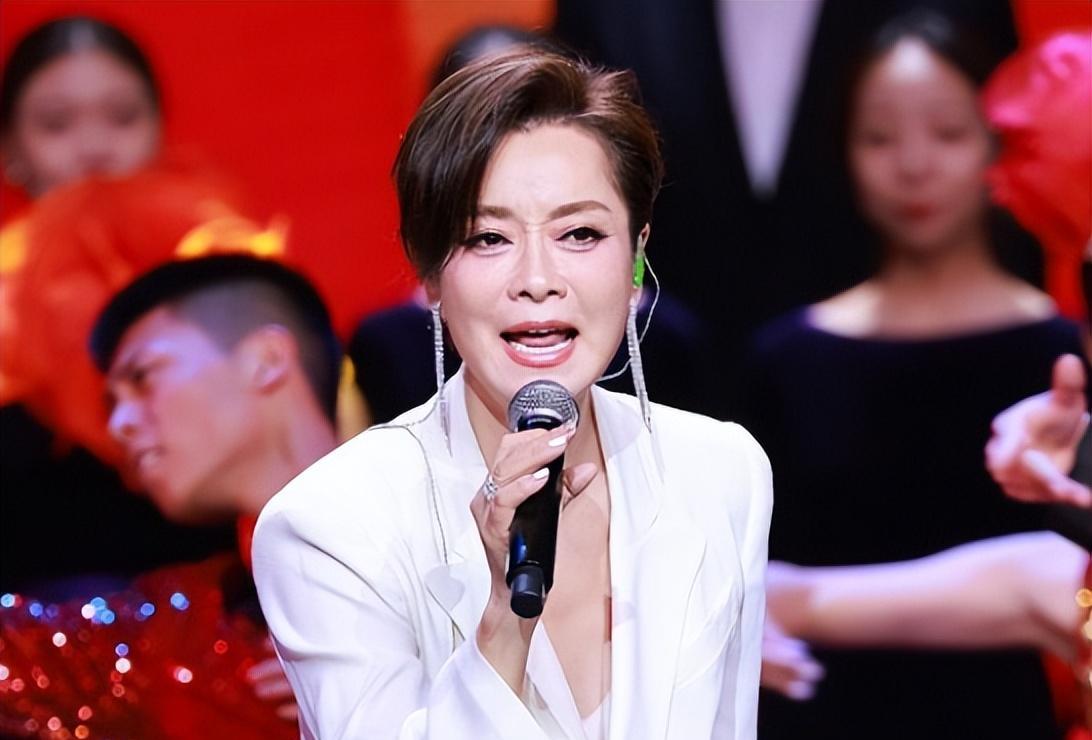 毛阿敏|毛阿敏爱女被嘲社会气重!18岁化浓妆打唇钉,腿上紫青疑酒后摔的