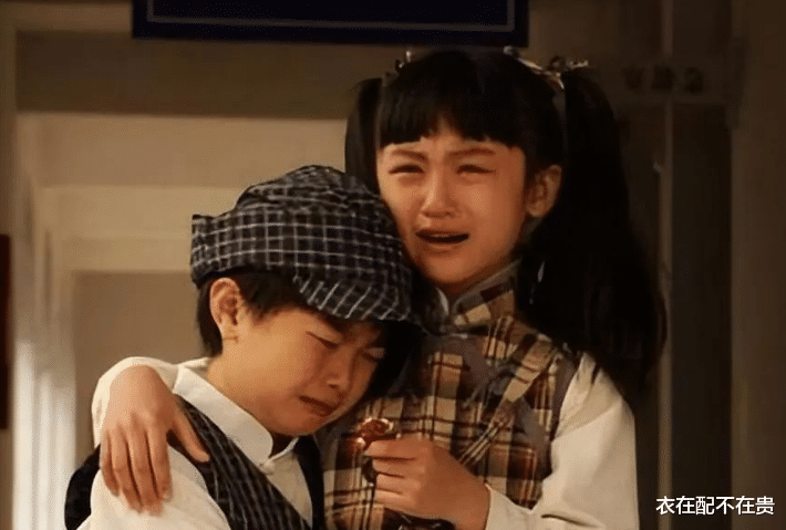 她6岁被成龙抱上春晚，长大后因“太丑”被嘲退圈，如今美到认不出