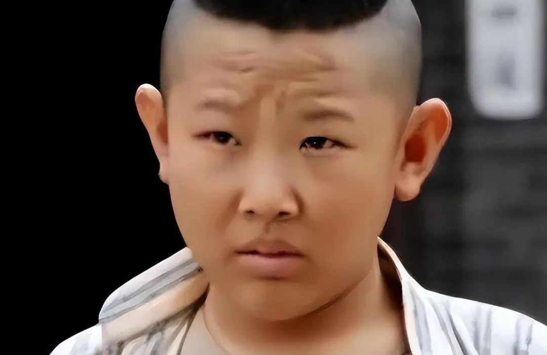 他9岁就停止发育，36岁还在演小孩，却娶了班花，如今成了演技派大咖