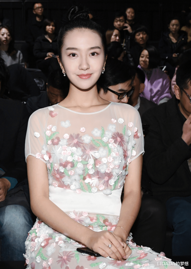 她出身普通却不甘于平庸，出道十年脚踏实地演戏，2023年终于火了