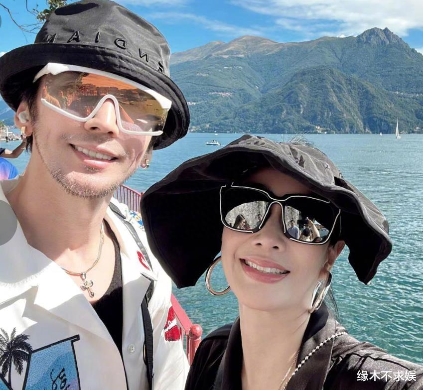 钟丽缇一家4口旅游，和张伦硕当街拥吻，张伦硕对继女亲昵引争议