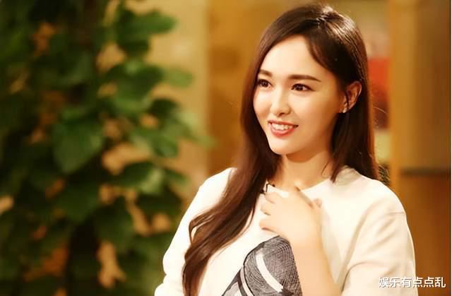 唐嫣问王家卫: 《繁花》收官给我们发多大红包? 王家卫回答显情商