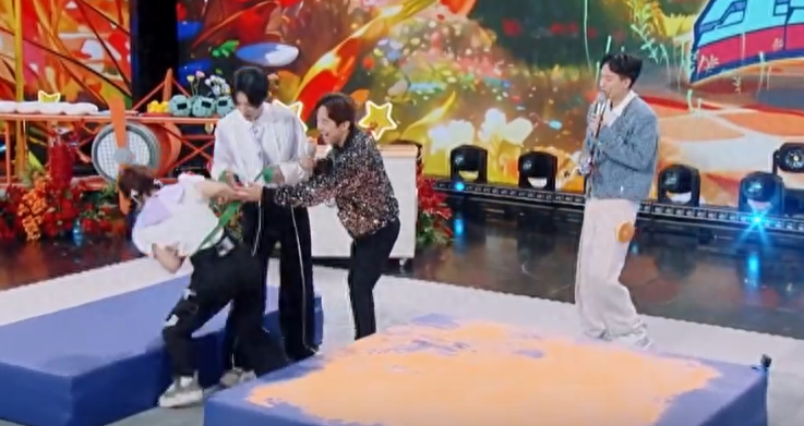 吴昕的“丢人现眼”,何炅的过分偏爱,让《星期六》一期封神!