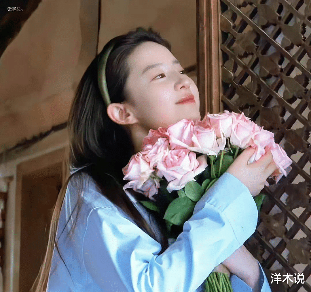 刘亦菲|刘亦菲后置摄像头自拍，刘亦菲的美也许是她最微不足道的优点