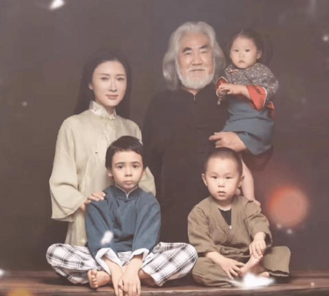 72岁张纪中晚宴频瞟女模特，王晶露迷之微笑，网友：男人懂得都懂