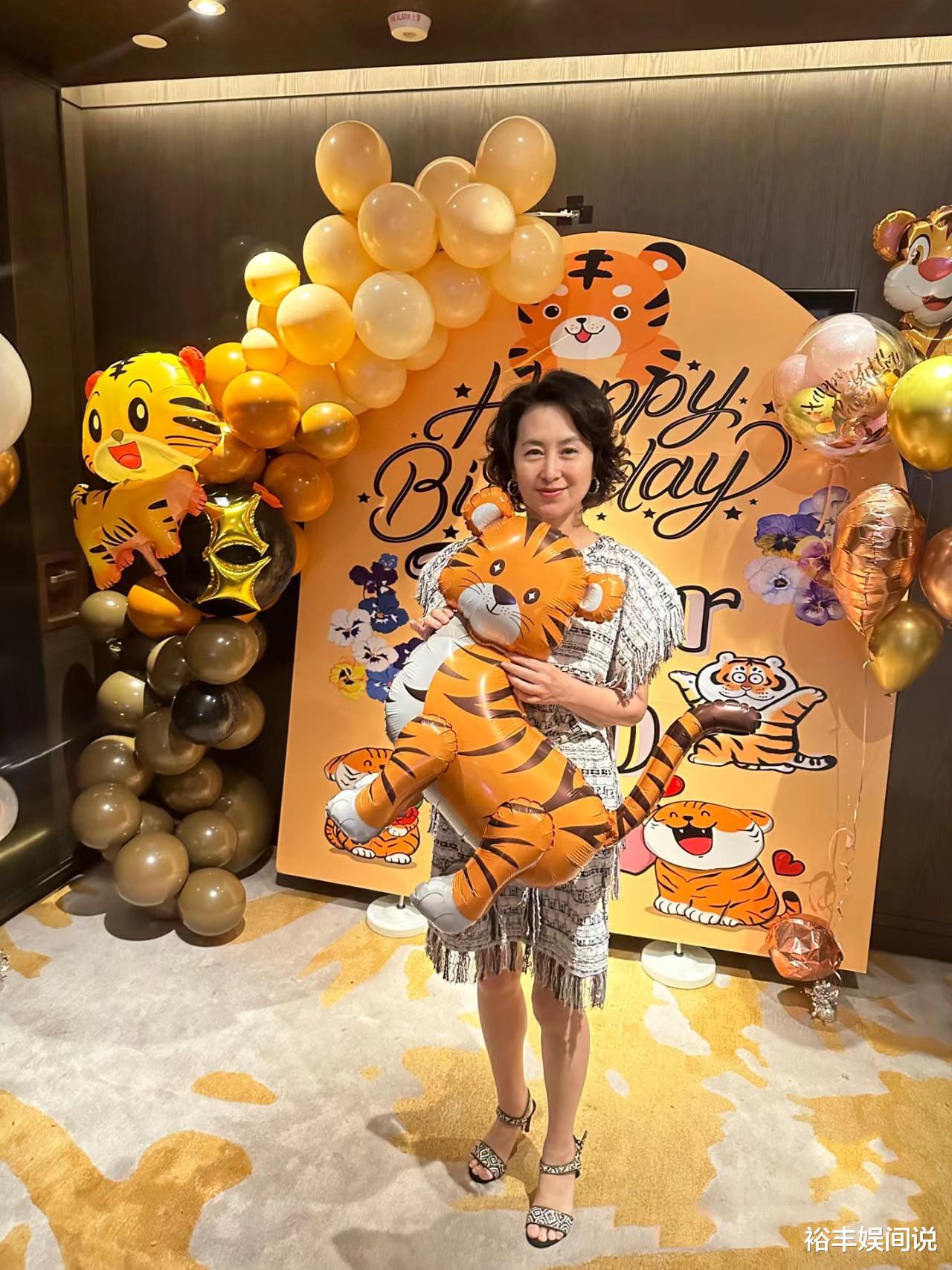 61岁何超琼庆生现场曝光!近照调皮且温婉,大方与干女儿玩亲亲